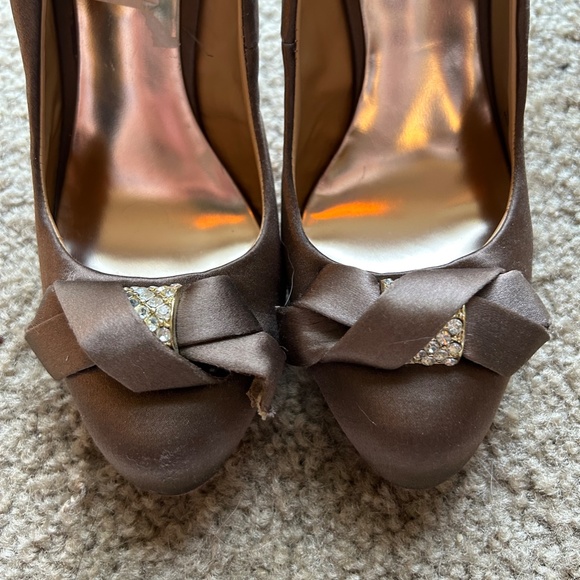 Badgley Mischka Mocha Brown Satin Pumps With Bow and Crystal Toe Size 6.5 - Picture 3 of 10